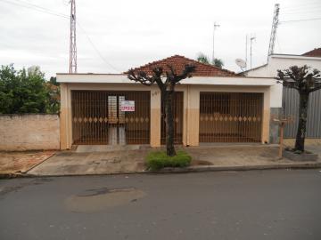 Alugar Casas / Padrão em Jaboticabal. apenas R$ 1.200,00