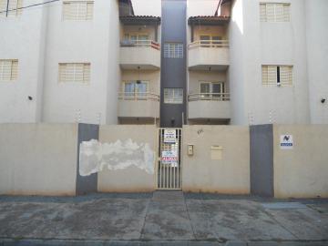 Alugar Apartamentos / Padrão em Jaboticabal. apenas R$ 800,00