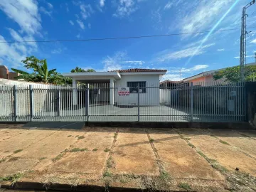 Alugar Casas / Padrão em Jaboticabal. apenas R$ 1.500,00